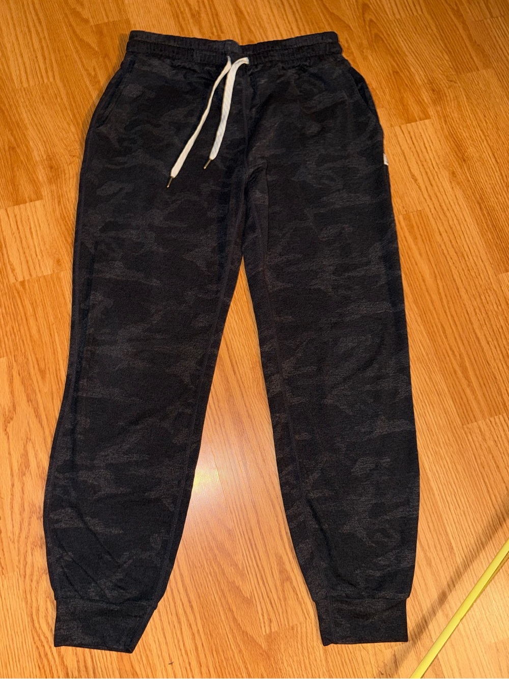 Vuori women’s Black Camo dreamknit Sweatpants with Drawstring rip tag Sz xs soft